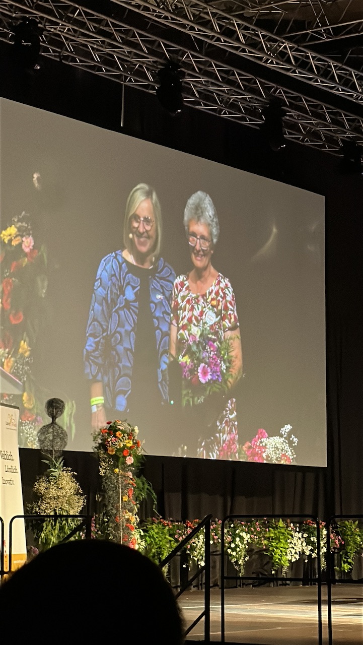 Verleihung der goldenen Biene an Ina Janssen beim Deutschen LandFrauentag in Essen 2026